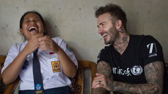 David Beckham bersama Sripun di Semarang. (Foto: Dok. UNICEF/UN0188661/Modola)