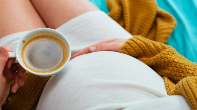 Ibu hamil minum teh. Foto: Thinkstock
