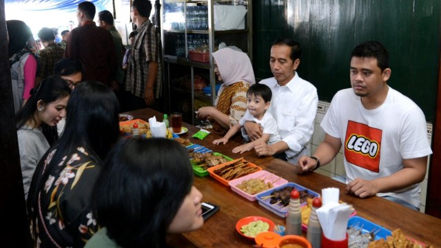 Jokowi dan Keluarga Makan Soto Gading di Solo. (Foto: Biro Pers Setpres/Kris)