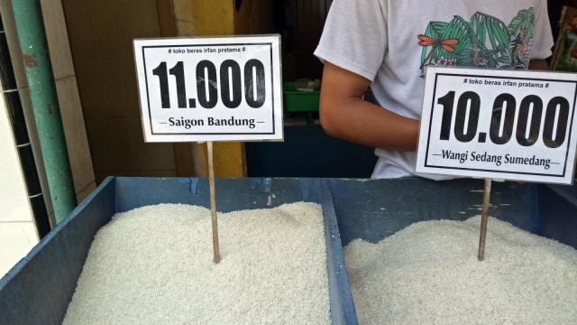 Penjualan beras di pasar Pulo Menteng (Foto:  Ela Nurlaela/kumparan)