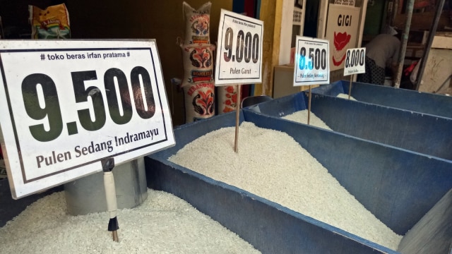 Penjualan beras di pasar Pulo Menteng Foto:  Ela Nurlaela/kumparan
