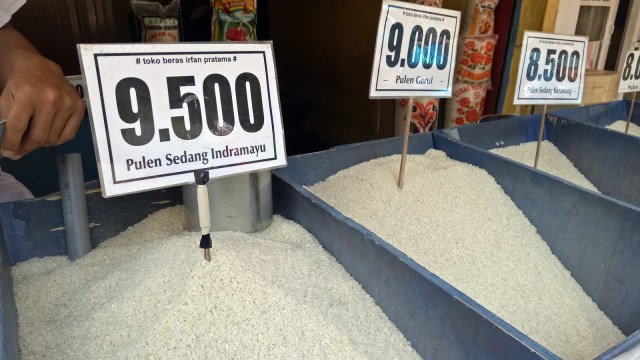 Penjualan beras di pasar Pulo Menteng (Foto:  Ela Nurlaela/kumparan)