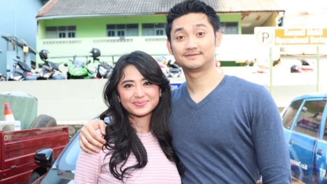 Dewi Perssik dan Angga Wijaya. Foto: Munady Widjaja