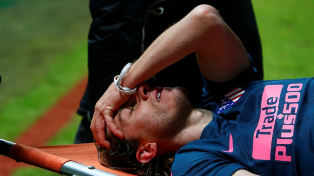 Filipe Luis mengalami cedera retak tulang kaki. (Foto: Reuters/Sergei Karpukhin)