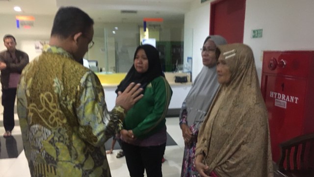 Anies bertemu keluarga petugas Damkar di RSCM. (Foto:  dok. Diskominfotik DKI)