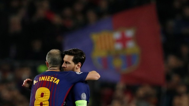 Lionel Messi memeluk Andres Iniesta. Foto: Reuters/Lee Smith