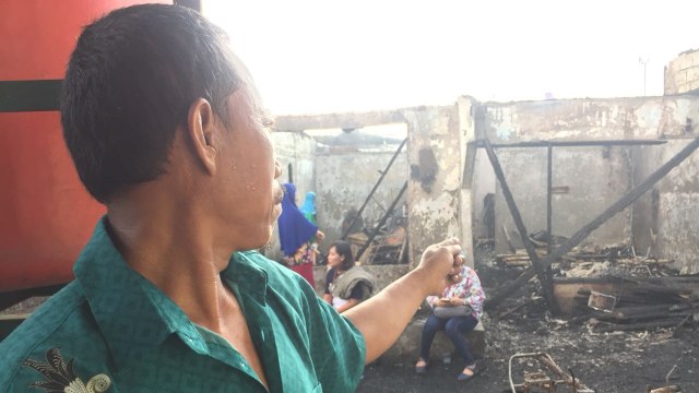 Purwanto menunjuk rumahnya yang terbakar (Foto: Mirsan Simamora/kumparan)