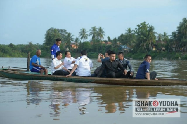 Serap Aspirasi Masyarakat, Ishak Mekki Seberangi Sungai ke Pelosok Sumsel (183031)