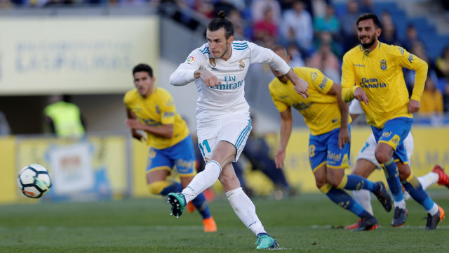 Bale ketika mengeksekusi penalti. (Foto: Santiago Ferrero/Reuters)