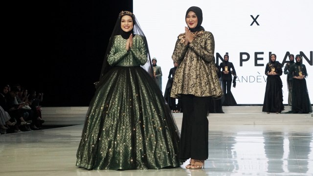 Dian Pelangi di Indonesia Fashion Week 2018 (Foto: Garin Gustavian/kumparan)