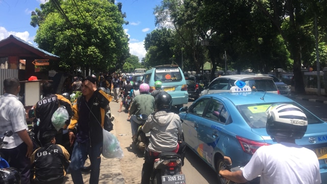Antrean Pengemudi Uber lalin tersendat di Cilandak (Foto: Raga Imam/kumparan)