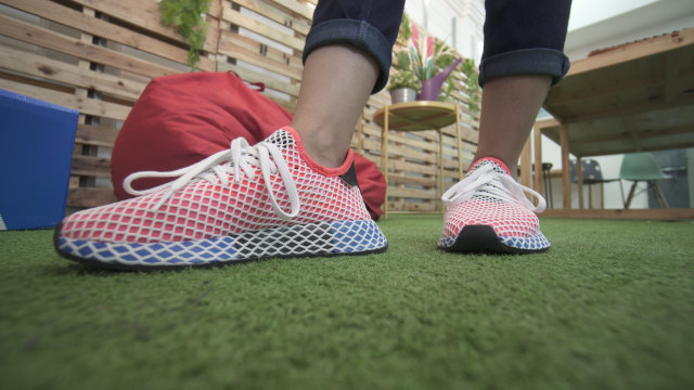 adidas Deerupt Runner On Feet (Foto: Tomy Wahyu Utomo/kumparan)
