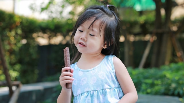 Anak makan cokelat. (Foto: Thinkstock)