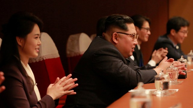 Kim Jong-un tonton konser K-Pop di Pyongyang. (Foto: KCNA/via Reuters)