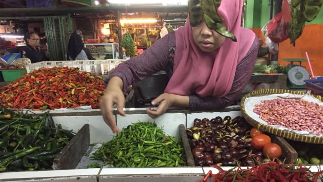 Pedagang sayur di Pasar Jatinegara, Jakarta Timur. (Foto: Abdul Latif/kumparan)