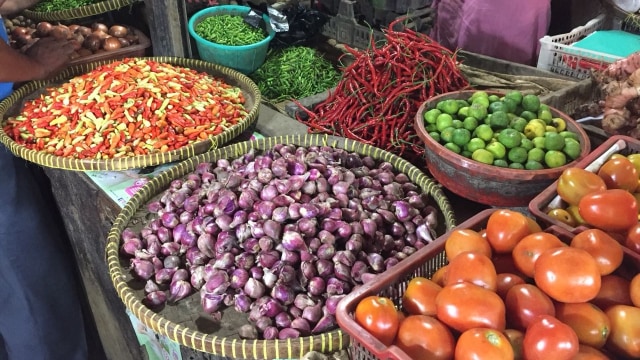 Pedagang sayur di Pasar Jatinegara, Jakarta Timur. Foto: Abdul Latif/kumparan