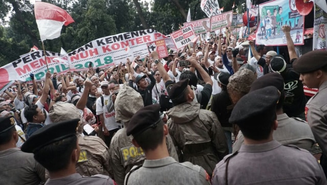 Demo pedagang pulsa (Foto: Iqbal Firdaus)