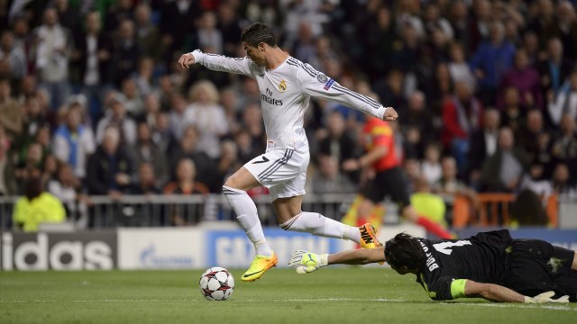 Cristiano Ronaldo dan Gianluigi Buffon. (Foto: Dani Pozo/AFP)