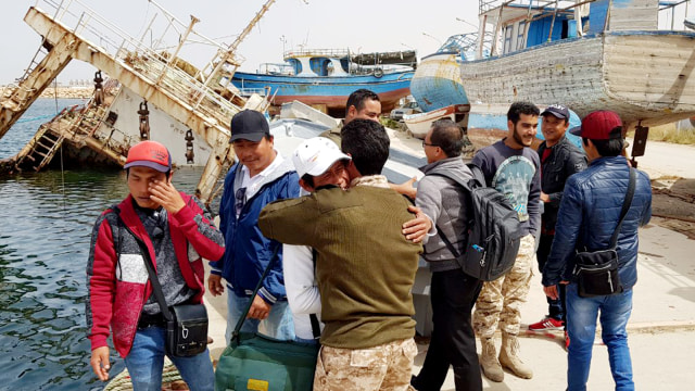 Serah terima 6 ABK yang disandera di Libya (Foto: Dok. Kementerian Luar Negeri RI)