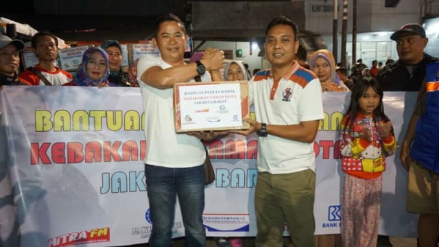 Muara Mas Global Gotong Royong Bantu Korban Kebakaran Di Taman Kota Jakarta Barat Kumparan Com