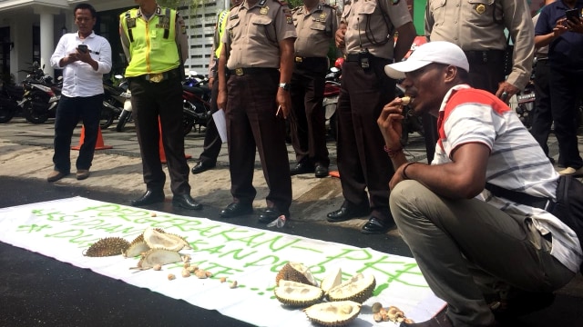 Aksi makan durian tolak Cak Imin Cawapres. (Foto: Andreas Ricky Febrian/kumparan)