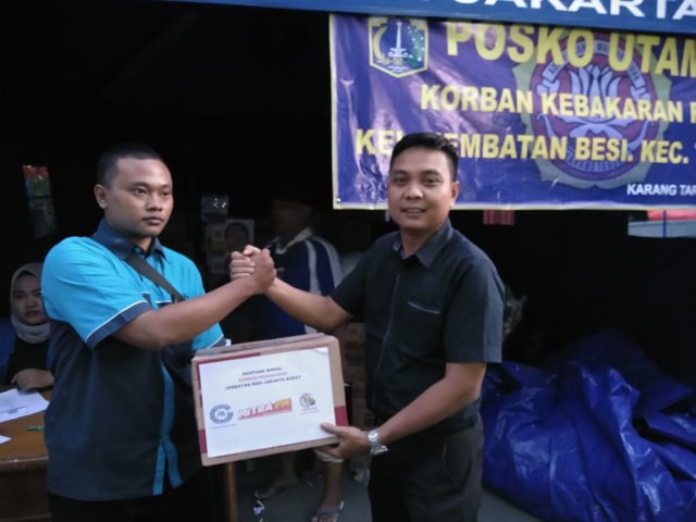 Mitra Fm Muara Mas Global Dan Aspataki Dki Kompak Bantu Korban Kebakaran Di Jembatan Besi Kumparan Com
