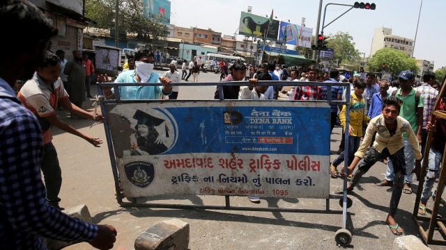 Protes warga Dalit di India. (Foto: Reuters/Amit Dave)