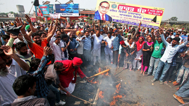 Protes warga Dalit di India. (Foto: Reuters/Munish Sharma)