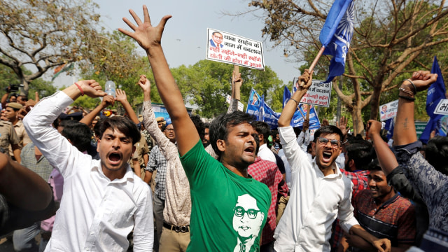 Protes warga Dalit di India. (Foto: Reuters/Cathal McNaughton)
