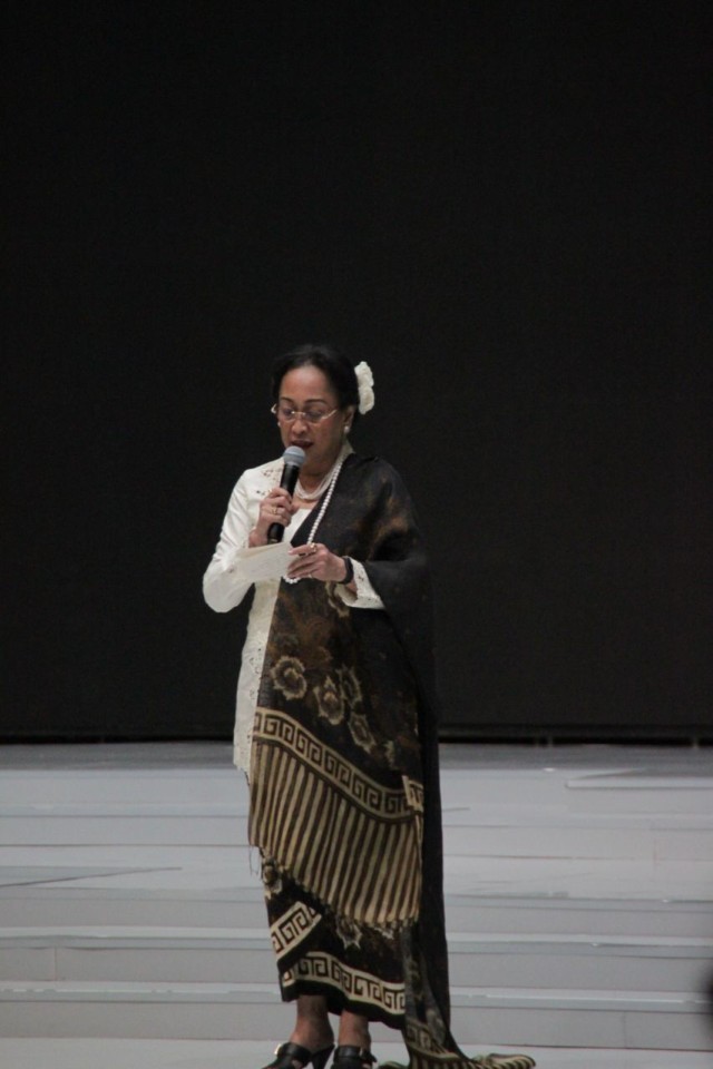 Puisi Sukmawati di pagelaran Anne Avantie. Foto: Garin Gustavian Irawan/kumparan