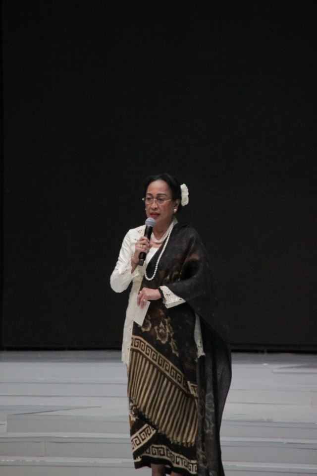 Puisi Sukmawati di pagelaran Anne Avantie. (Foto: Garin Gustavian Irawan/kumparan)