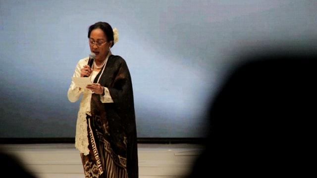 Puisi Sukmawati di pagelaran Anne Avantie. (Foto: Garin Gustavian Irawan/kumparan)