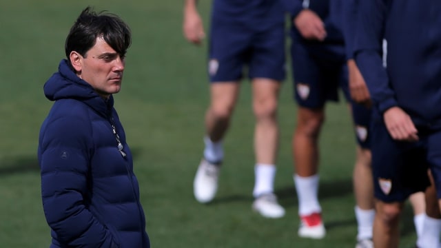 Montella memimpin sesi latihan Sevilla. (Foto: Reuters/Jon Nazca)