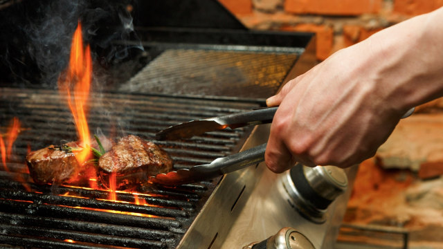 Memanggang steak. (Foto: Thinkstock)