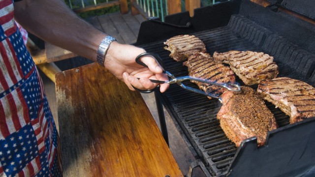 Memanggang daging steak. (Foto: Thinkstock)
