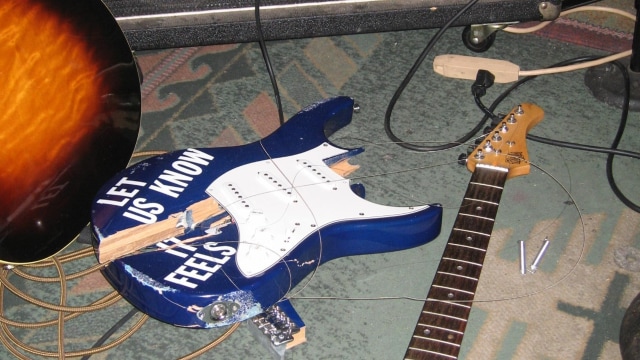 Ilustrasi gitar hancur (Foto: Wikimedia Commons)