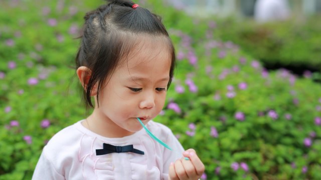 Anak makan permen karet. (Foto: Thinkstock)