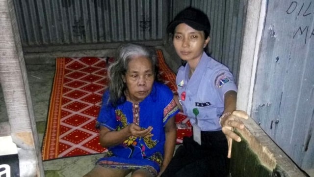 Seorang nenek diciduk Dinas Sosial. (Foto: Dok. Dinsos Jaktim)