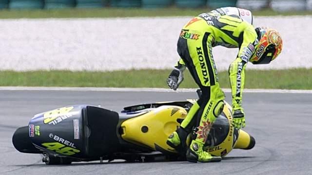 Rossi ketika crash di MotoGP 2000. (Foto: JIMIN LAI / AFP)