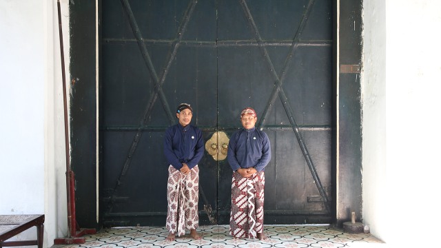 Abdi dalem di keraton Yogyakarta. (Foto: Aditia Nviansyah/kumparan)