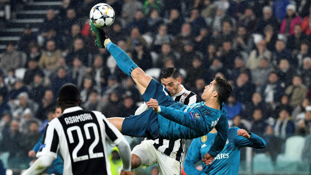 Gol tendangan salto Ronaldo unggulkan Madrid. (Foto: Alberto PIZZOLI / AFP)