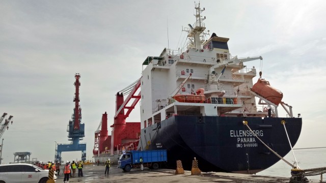 Kapal Ellensborg pengangkut kereta MRT. (Foto: Resya Firmansyah/kumparan)