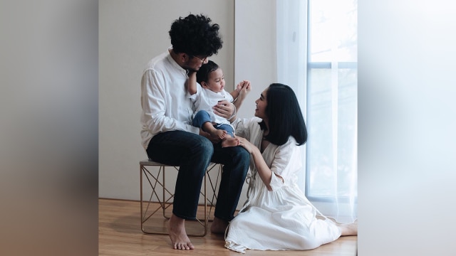 Kunto Aji dan keluarga kecilnya. (Foto: Instagram/@peonyandherself)