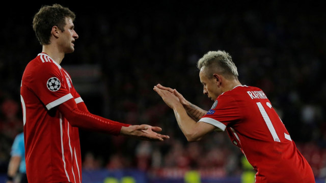 Selebrasi Rafinha dan Thomas Mueller. (Foto: Reuters/Jon Nazca)