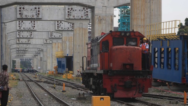 Pembangunan rel kereta layang (Foto: ANTARA FOTO/Septianda Perdana)