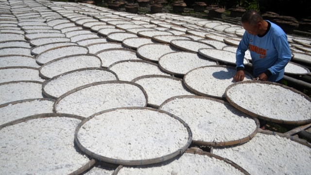 Produksi tepung tapioka (Foto: ANTARA FOTO/Agvi Firdaus)