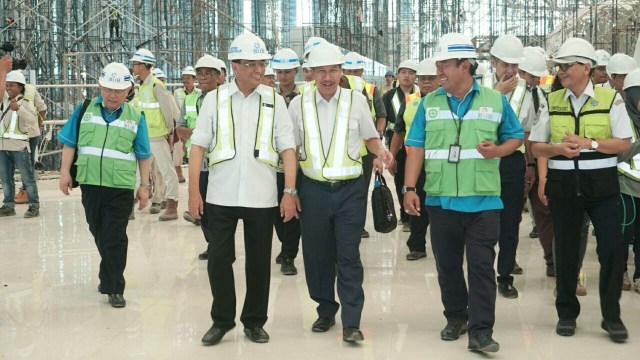 Menhub tinjau pembangunan Bandara Kertajati. (Foto: Iqbal Firdaus/kumparan)