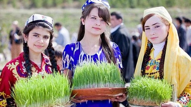 Perempuan suku Tajik di China. (Foto: Wikimedia Commons)
