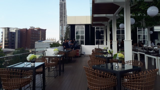 Suasana Kafe Sixth On Rooftop. (Foto: Luthfa Nurridha/kumparan)