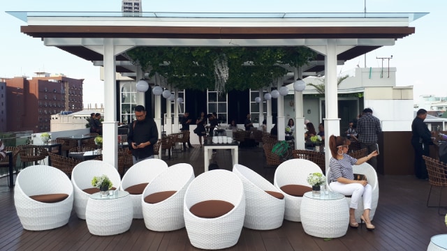 Suasana Kafe Sixth On Rooftop. (Foto: Luthfa Nurridha/kumparan)